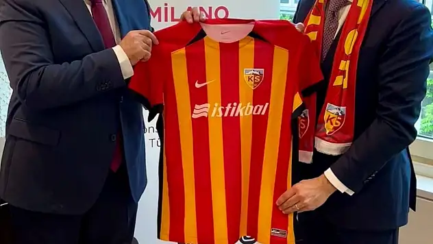 İtalya'da Kayserispor forması ile poz verdiler!