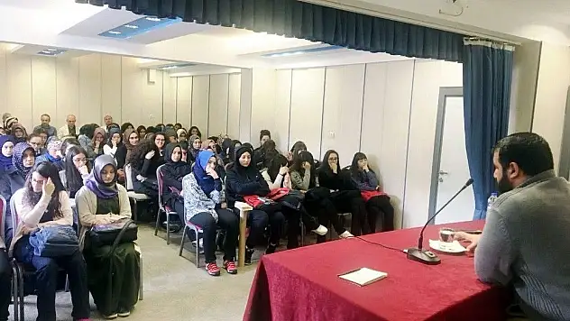 İyilikder'den 'Bağımlılık sarmalında gençliğin geleceği' semineri