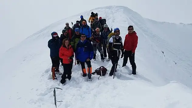 İzmir Dağcılık Kulübü üyeleri Erciyes'e zirve yaptı
