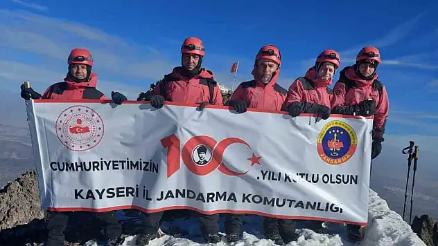 Erciyes'in zirvesine tırmandılar