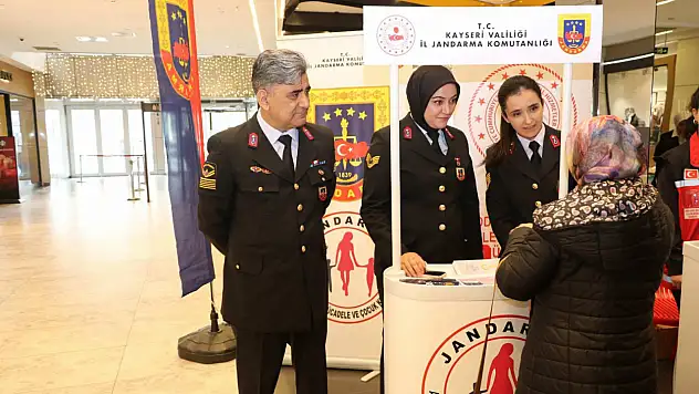 Jandarma, AVM'de stant açtı kadınlara bakın ne anlattı!
