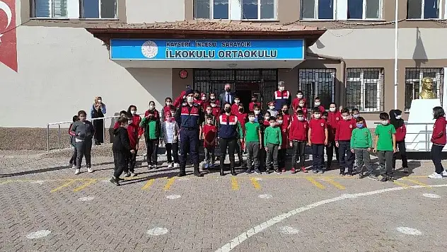 Jandarmadan ilkokullu çocuklara ziyaret