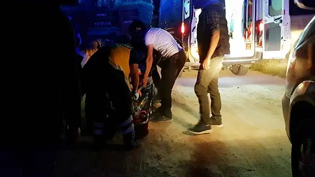 Jandarmadan kaçan motosiklet römorka çarptı: 2 yaralı