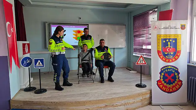 Jandarmadan öğrencilere uygulamalı eğitim