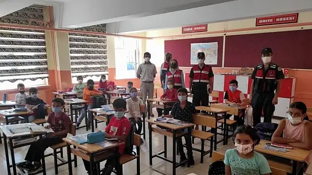 Jandarma'dan okul güvenliği mesaisi!