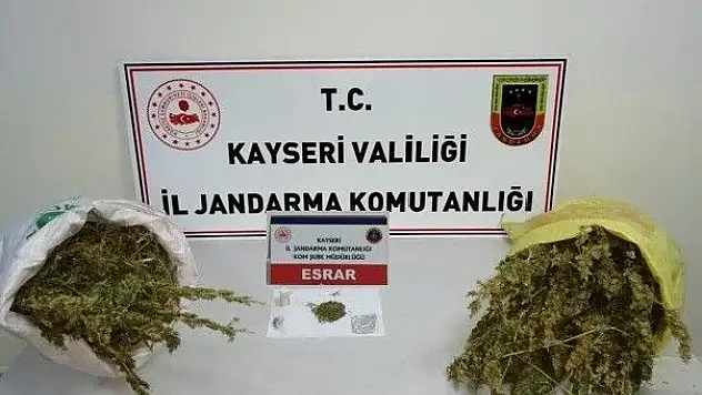 Jandarmanın durdurduğu araçta 20 kilo esrar ele geçirildi