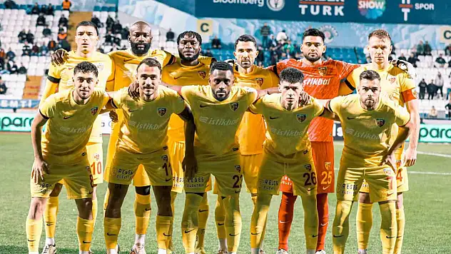 90. dakikada kırmızı kart gördü