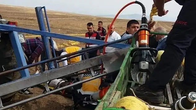Kabak makinesine ayağı sıkışan çiftçi itfaiye ekiplerince kurtarıldı