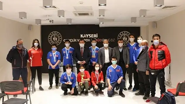 Kabakcı başarılı sporcuları ödüllendirdi