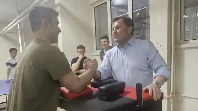 Kabakcı bilek güreşi yaptı