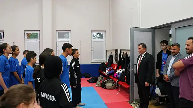 Kabakcı'dan sporculara ziyaret! Müsabakaları tribünden takip etti!