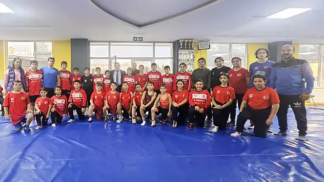 Kabakcı şampiyon sporcularla buluştu! Hedeflerini dinledi