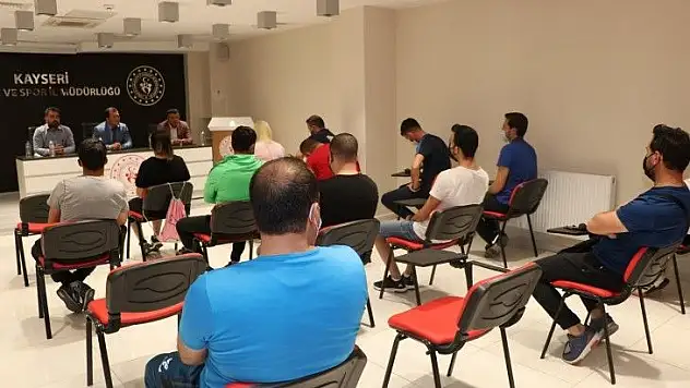 Kabakcı yüzme antrenörleri ile bir araya geldi