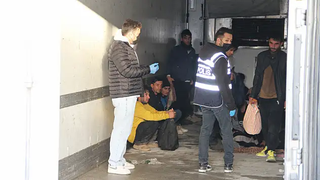 Kaçak göçmen operasyonu! Tırın dorsesinden 28 kişi çıktı