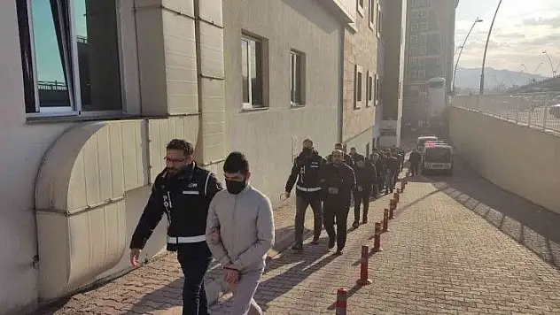 Gözaltına alınan 15 kişi sağlık kontrolünden geçirildi
