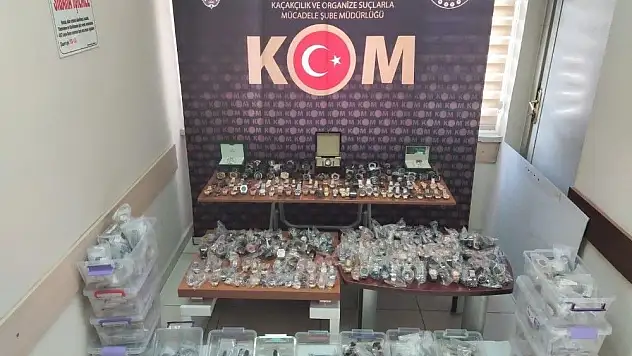 Kaçakçılık polisinden 500 bin TL'lik kaçak saat operasyonu
