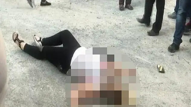 Kadına sokak ortasında kanlı infaz