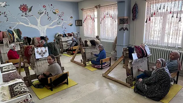 Kadının emeğiyle dokunan halılar unutulmayacak!
