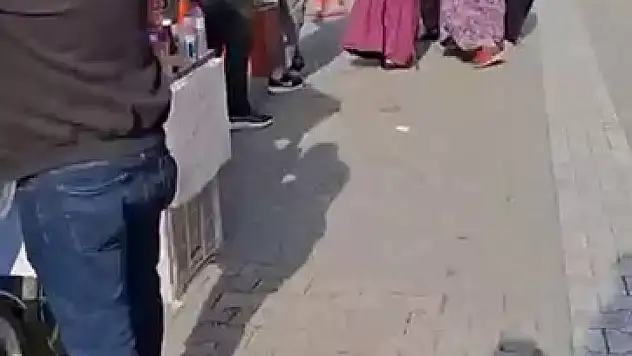 Kadınlar sokak ortasında birbirine girdi!