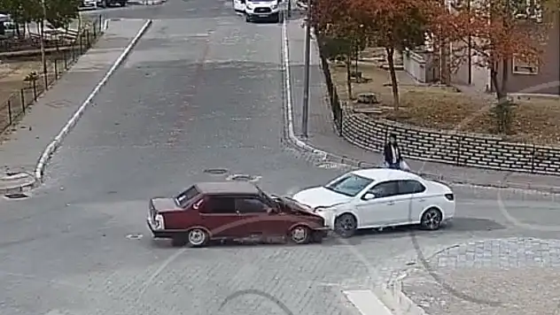 İki otomobil kafa kafaya çarpıştı