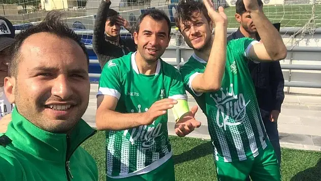 Kafkasspor şampiyon oldu, oyuncular akardion eşliğinde Kafkas oyunları oynadı

