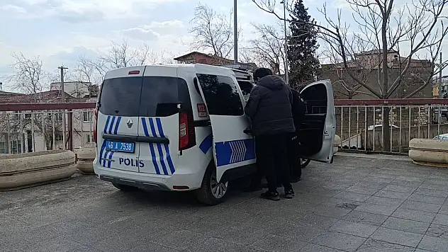 Sigara vermedi diye arkadaşını bıçakladı