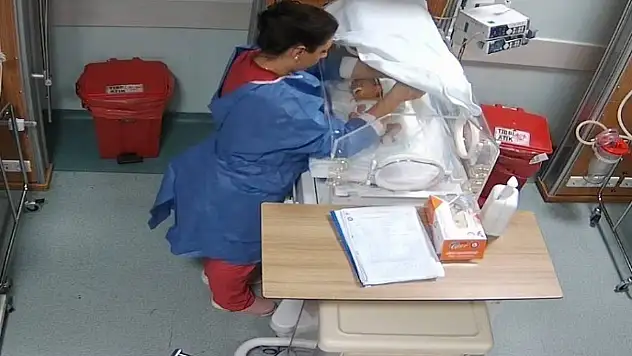 Görüntüler infial yaratmıştı: Deniz bebeğe şiddet uygulayan hemşire aranıyor