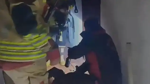 Kahramanmaraş'ta çıkan yangında bir vatandaş evde mahsur kaldı...