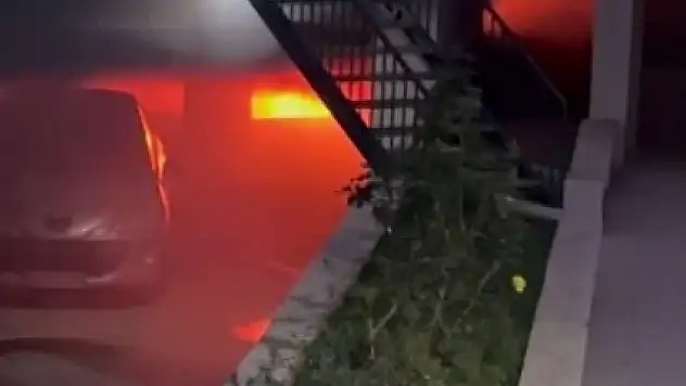 Apartmanın otoparkında elektrikli otomobil alev alev yandı