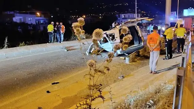 Hafif ticari araç bariyere çarptı: 1 ölü, 1 yaralı
