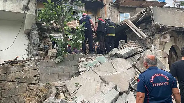 İki katlı metruk bina çöktü