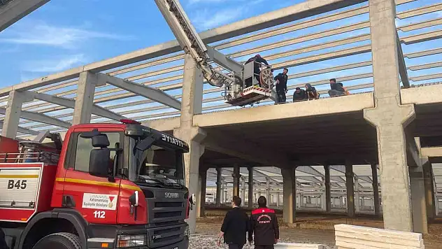 İnşaattan düşen 2 işçi yaralandı