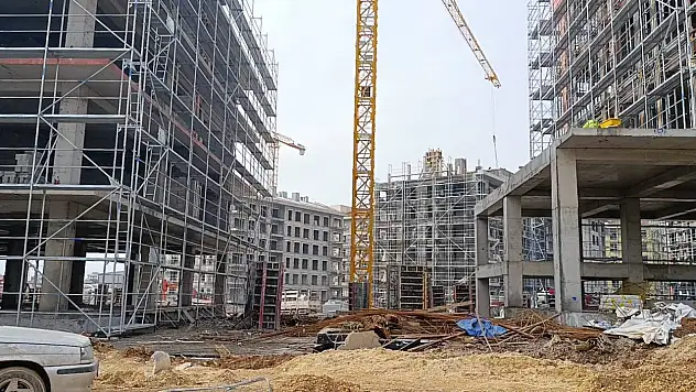 Ayağı kayan işçi sırt üstü düştü!