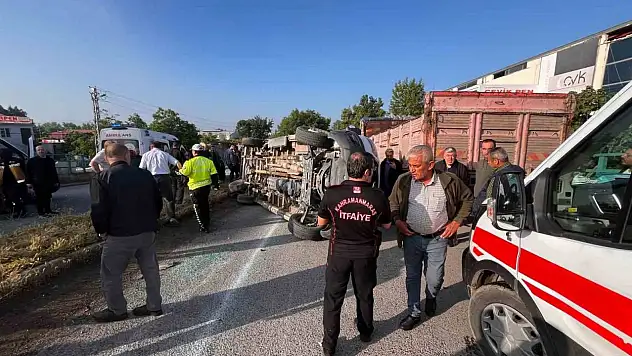 İşçi servisi ile otomobil çarpıştı: Çok sayıda yaralı var