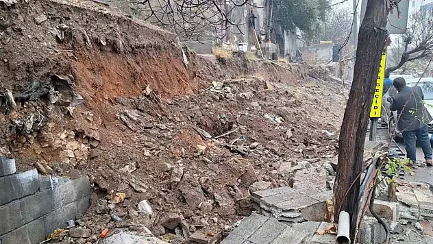 İstinat duvarı çöktü