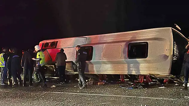 Minibüs devrildi: Ölü ve yaralılar var