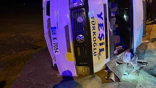 Direksiyon hakimiyeti kaybedilen minibüs devrildi: 10 kişi...