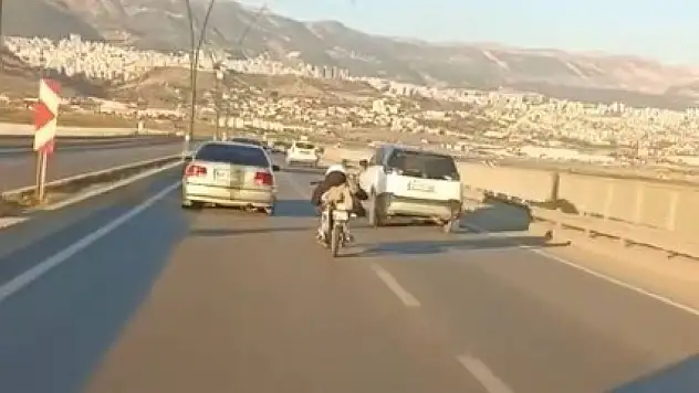 Motosiklet üzerinde yüzüstü yolculuk!