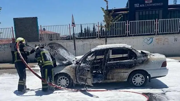 Seyir halindeki otomobil alev aldı