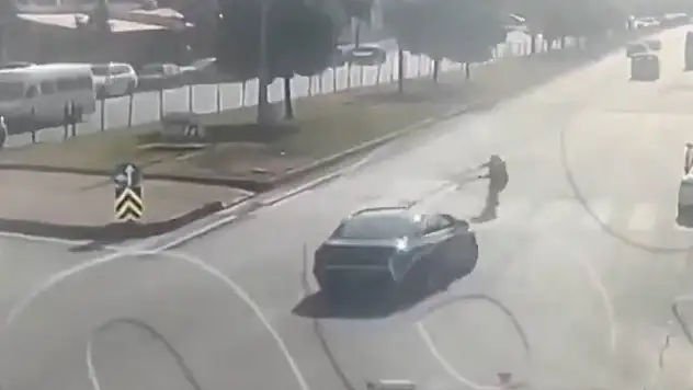 Yolun karşısına geçmeye çalışan kadından acı haber