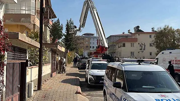 Ailesini eve kilitledi balkondan bağırdı