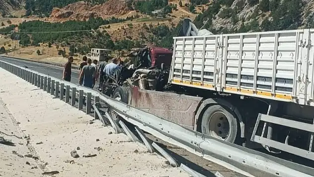 Seyir halindeki tır hurdaya döndü