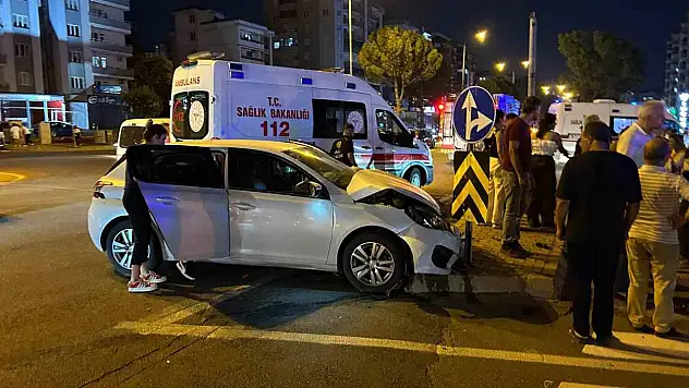 Polis otosu ile otomobil çarpıştı: 4 Yaralı