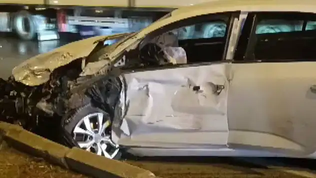 Direksiyon hakimiyeti kaybeden sürücü refüjü aştı