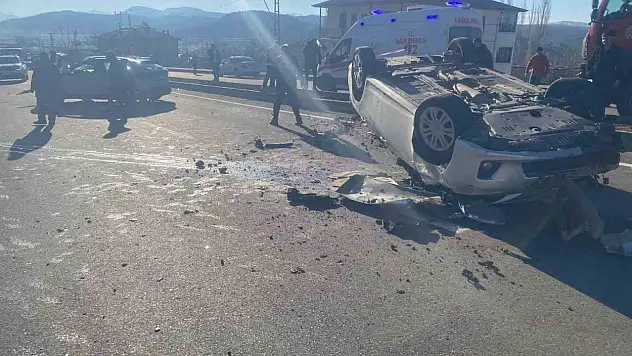 Trafik kazasında araçta sıkıştılar!
