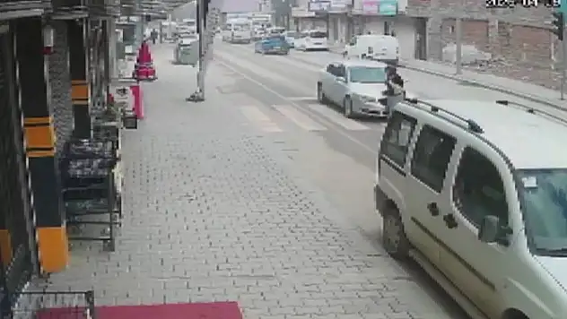 Karşıya geçmek isterken otomobil çarptı!