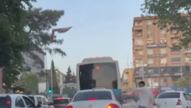 Trafikte yumruklar havada uçuştu