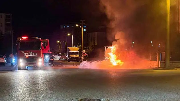 Otomobil bir anda alev topuna döndü