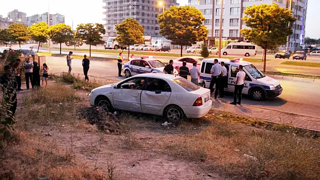 Kaldırımda yürürken otomobil çarptı