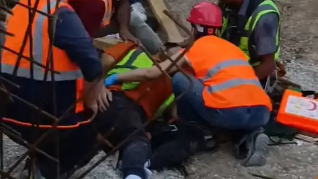 Depo inşaatında kalıp yan yattı: 2 işçi yaralandı